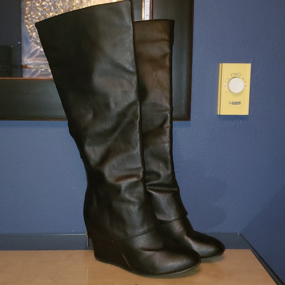 Black wedged boots